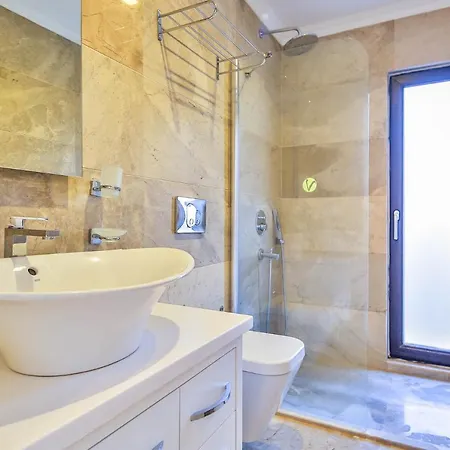 Sleeps 6 With Pool Air Con And Wifi